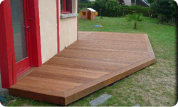 terrasse extérieure en bois exotique et carrelage